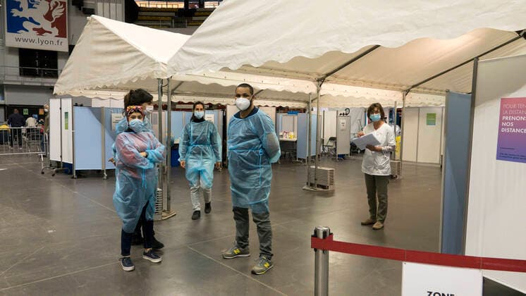 Coronavirus in Frankreich, Impfzentrum in Lyon Jocelyne 100 000 eme personne vaccinee au centre de vaccination du Palais des Sports - Lyon - 23 04 2021 NEWS : Jocelyne 100 000 eme personne vaccinee au centre de vaccination du Palais des Sports - Lyon - 23 04 2021 SandrineThesillat Panoramic 