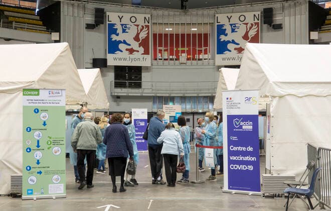 Coronavirus in Frankreich, Impfzentrum in Lyon Jocelyne 100 000 eme personne vaccinee au centre de vaccination du Palais des Sports - Lyon - 23 04 2021 NEWS : Jocelyne 100 000 eme personne vaccinee au centre de vaccination du Palais des Sports - Lyon - 23 04 2021 SandrineThesillat Panoramic 