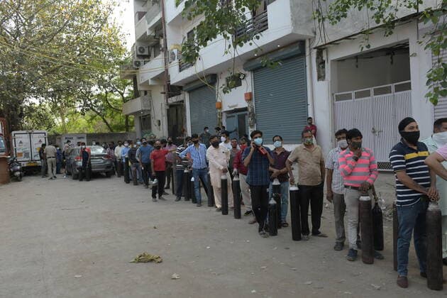 India: Oxygen crises in Delhi Relatives of covid patient wait in long queue to refill oxygen cylinder at Mayapuri in Delhi. Delhi is going through a major shortage of oxygen. New Delhi Delhi India Copyright: IshantxChauhan