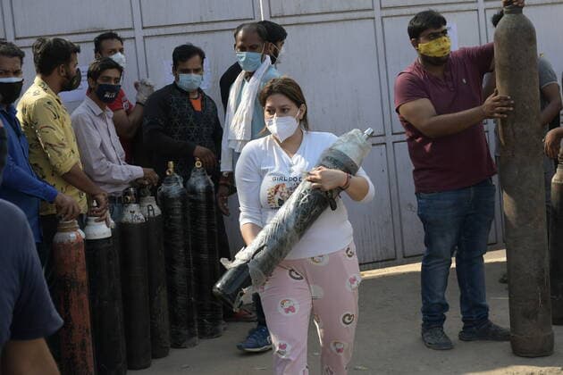 India: Oxygen crises in Delhi Relatives of covid patient wait in long queue to refill oxygen cylinder at Mayapuri in Delhi. Delhi is going through a major shortage of oxygen. New Delhi Delhi India Copyright: IshantxChauhan