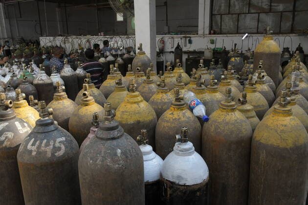 India: Oxygen crises in Delhi Relatives of covid patient wait in long queue to refill oxygen cylinder at Mayapuri in Delhi. Delhi is going through a major shortage of oxygen. New Delhi Delhi India Copyright: IshantxChauhan