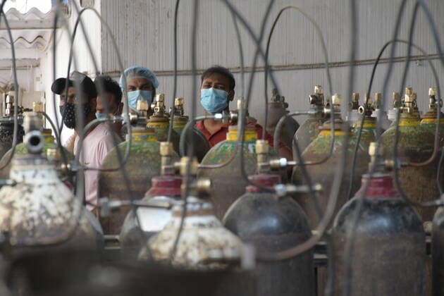 India: Oxygen crises in Delhi Relatives of covid patient wait in long queue to refill oxygen cylinder at Mayapuri in Delhi. Delhi is going through a major shortage of oxygen. New Delhi Delhi India Copyright: IshantxChauhan