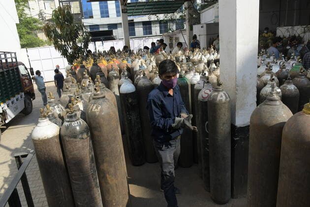 India: Oxygen crises in Delhi Relatives of covid patient wait in long queue to refill oxygen cylinder at Mayapuri in Delhi. Delhi is going through a major shortage of oxygen. New Delhi Delhi India Copyright: IshantxChauhan