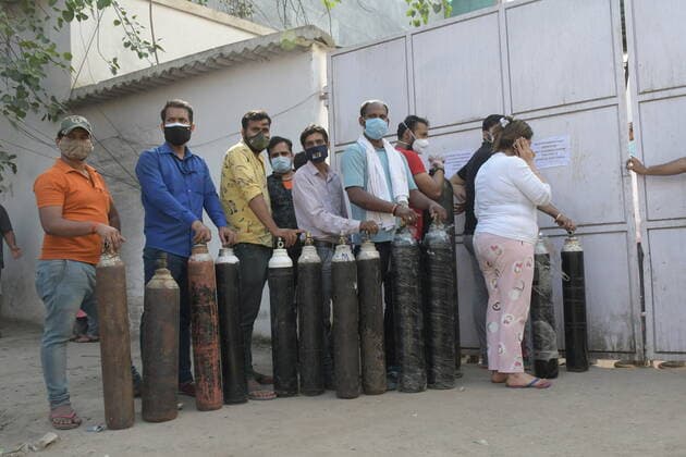 India: Oxygen crises in Delhi Relatives of covid patient wait in long queue to refill oxygen cylinder at Mayapuri in Delhi. Delhi is going through a major shortage of oxygen. New Delhi Delhi India Copyright: IshantxChauhan