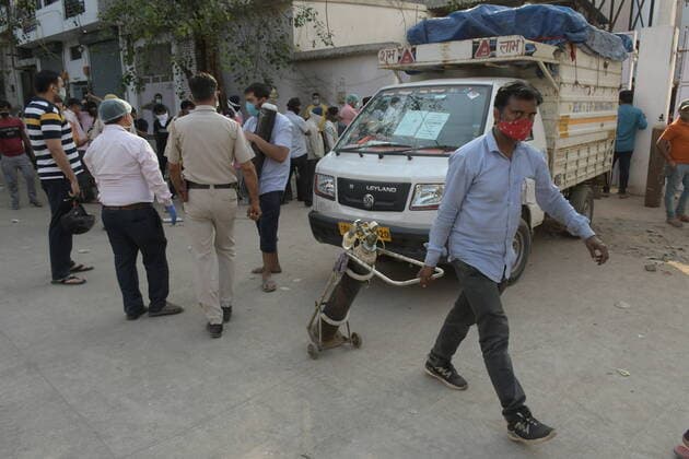 India: Oxygen crises in Delhi Relatives of covid patient wait in long queue to refill oxygen cylinder at Mayapuri in Delhi. Delhi is going through a major shortage of oxygen. New Delhi Delhi India Copyright: IshantxChauhan