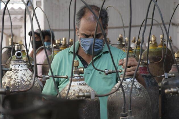 India: Oxygen crises in Delhi Relatives of covid patient wait in long queue to refill oxygen cylinder at Mayapuri in Delhi. Delhi is going through a major shortage of oxygen. New Delhi Delhi India Copyright: IshantxChauhan