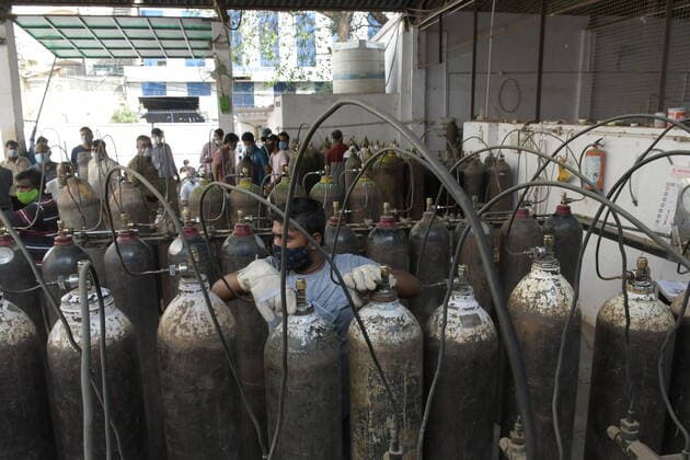 India: Oxygen crises in Delhi Relatives of covid patient wait in long queue to refill oxygen cylinder at Mayapuri in Delhi. Delhi is going through a major shortage of oxygen. New Delhi Delhi India Copyright: IshantxChauhan
