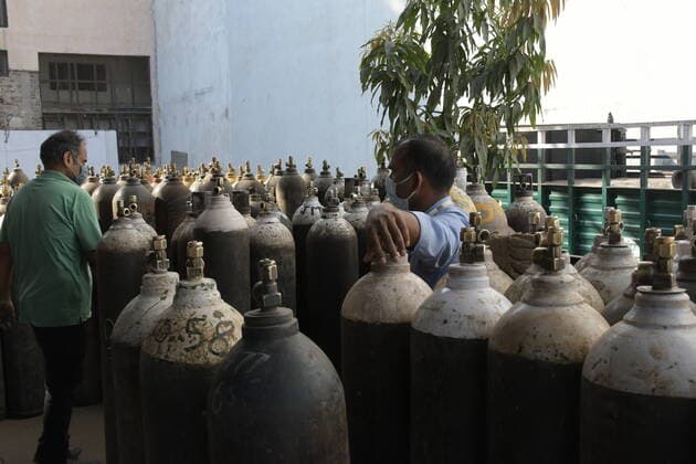 India: Oxygen crises in Delhi Relatives of covid patient wait in long queue to refill oxygen cylinder at Mayapuri in Delhi. Delhi is going through a major shortage of oxygen. New Delhi Delhi India Copyright: IshantxChauhan