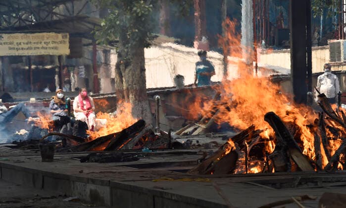 NEW DELHI, INDIA - APRIL 22: COVID-19 victims bodies being creamated at Nigambodh Ghat crematorium, on April 22, 2021 in New Delhi, India. (Photo by Ajay Aggarwal Hindustan Times) Covid Death Toll Continues To Rise In India