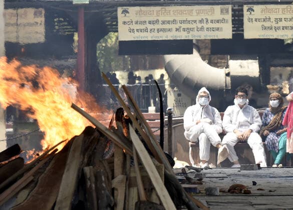 NEW DELHI, INDIA - APRIL 16: Relatives of a person who died of Covid-19 perform the last rites during the cremation at Nigambodh Ghat crematorium, on April 16, 2021 in New Delhi, India. (Photo by Sonu Mehta Hindustan Times) Covid Death Toll Continues To Rise In India