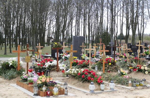 Poland records excess mortality in first quarter of 2021 Photo: Piotr Molecki East News New graves are seen at the Northern Municipal Cemetery on April 23, 2021 in Warsaw, Poland. In the first three months of 2021 Poland recorded almost 140 thousand deaths, which is 25% above the recent average. The country is still struggling with a third wave of the Covid-19 pandemic. 