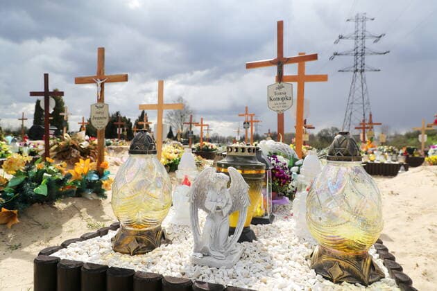 Poland records excess mortality in first quarter of 2021 Photo: Piotr Molecki East News New graves are seen at the Northern Municipal Cemetery on April 23, 2021 in Warsaw, Poland. In the first three months of 2021 Poland recorded almost 140 thousand deaths, which is 25% above the recent average. The country is still struggling with a third wave of the Covid-19 pandemic. 