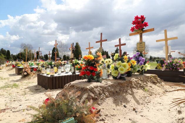 News Bilder des Tages Poland records excess mortality in first quarter of 2021 Photo: Piotr Molecki East News New graves are seen at the Northern Municipal Cemetery on April 23, 2021 in Warsaw, Poland. In the first three months of 2021 Poland recorded almost 140 thousand deaths, which is 25% above the recent average. The country is still struggling with a third wave of the Covid-19 pandemic. 