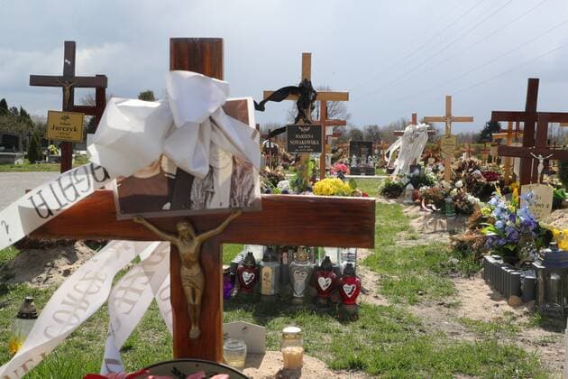 Poland records excess mortality in first quarter of 2021 Photo: Piotr Molecki East News New graves are seen at the Northern Municipal Cemetery on April 23, 2021 in Warsaw, Poland. In the first three months of 2021 Poland recorded almost 140 thousand deaths, which is 25% above the recent average. The country is still struggling with a third wave of the Covid-19 pandemic. EN_01473984_0027 