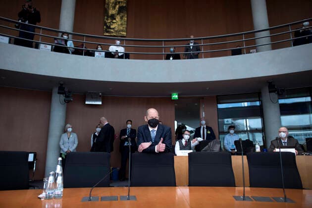 Bilder des Jahres 2021, News 04 April News Themen der Woche KW16 Olaf Scholz, Wirecard Ausschuss DEU, Deutschland, Germany, Berlin, 22.04.2021 Olaf Scholz, Bundesfinanzminister und Vizekanzler SPD, mit FFP-2-Maske beim Untersuchungsausschuss Wirecard in Berlin. en: Olaf Scholz, Federal Minister of Finance and vice chancellor SPD, with protection mask, before testifying in front of a parliamentary committee of inquiry Untersuchungsausschuss investigating the financial scandal over payment systems provider Wirecard in Berlin, Germany *** Olaf Scholz, Wirecard Committee DEU, Deutschland, Germany, Berlin, 22 04 2021 Olaf Scholz, Federal Minister of Finance and vice chancellor SPD, with FFP 2 mask, before testifying in front of a parliamentary committee of inquiry investigating the financial scandal over p