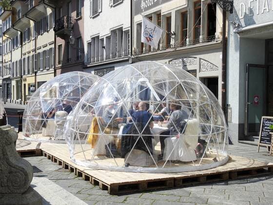 Foto Manuel Geisser 23.04.2021 Covit-19 Gastrobranche,Gastrobetriebe. Lockdown , Kreative ideen gefragt. Bild: Iglu Garten vor einem Restaurant. Luzern