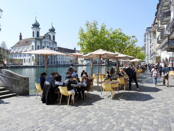 Foto Manuel Geisser 23.04.2021 Corona Pandemie.Bild : Restaurants mit Aussenbereich koennen wieder Gaeste bewirten. Stadt Luzern