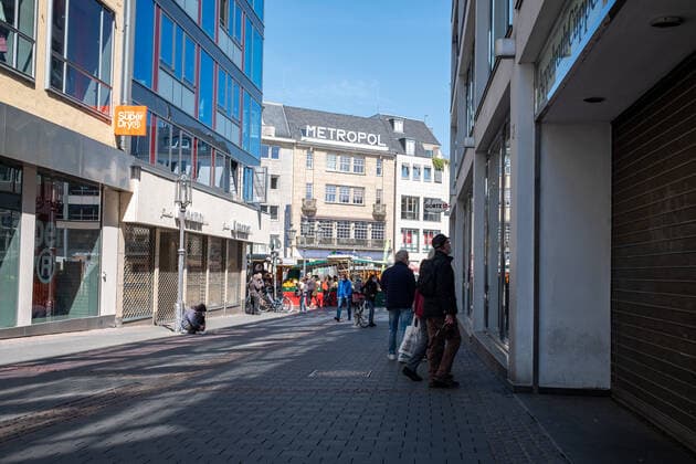 Coronavirus in NRW, Eindrücke vom Lockdown in Bonn Die Bonner Innenstadt am 23.04.2021. Foto: Fast Leere Einkaufsstrasse, hier die Marktbrücke. Bonn Innenstadt Nordrhein-Westfalen Deutschland