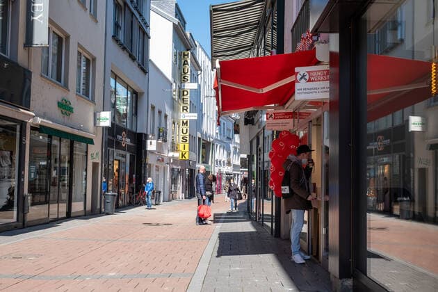 Coronavirus in NRW, Eindrücke vom Lockdown in Bonn Die Bonner Innenstadt am 23.04.2021. Foto: Fast Leere Einkaufsstrasse. Bonn Innenstadt Nordrhein-Westfalen Deutschland