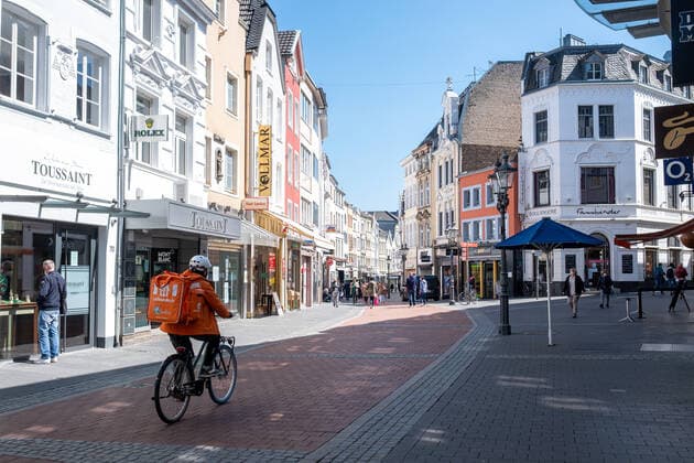 Coronavirus in NRW, Eindrücke vom Lockdown in Bonn Die Bonner Innenstadt am 23.04.2021. Foto: Fast Leere Einkaufsstrasse, hier die Sternstrasse. Bonn Innenstadt Nordrhein-Westfalen Deutschland
