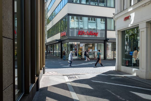 Coronavirus in NRW, Eindrücke vom Lockdown in Bonn Die Bonner Innenstadt am 23.04.2021. Foto: Fast Leere Einkaufsstrasse. Bonn Innenstadt Nordrhein-Westfalen Deutschland