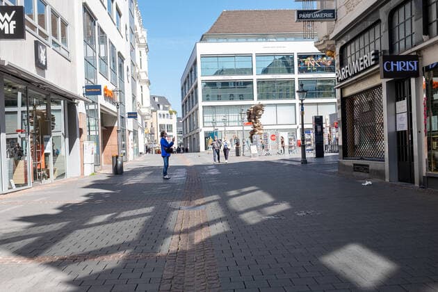 Coronavirus in NRW, Eindrücke vom Lockdown in Bonn Die Bonner Innenstadt am 23.04.2021. Foto: Fast Leere Einkaufsstrasse. Bonn Innenstadt Nordrhein-Westfalen Deutschland