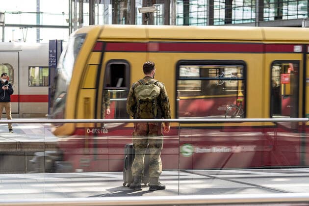 23.04.2021,Berlin,Deutschland,GER,Hauptbahnhof,Bundeswehrsoldat.S-Bahn.