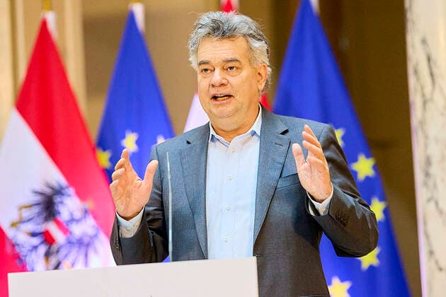 - Wien 23.04.2021 - Coronavirus-Krise - Nach neuerlichen Beratungen der Regierung mit der Opposition, Fachleuten, den Landeshauptleute nund den Sozialpartnern gab es am Nachmittag im Weltmuseum eine Pressekonferenz zur geplanten Öffnungstrategie im Mai. PHOTO: Vizekanzler Werner Kogler (Grüne), Vienna (Austria) - Coronavirus crisis - After renewed consultations between the government and the opposition, experts, the provincial governors and the social partners, there was a press conference in the Federal Chancellery in the afternoon on the planned opening strategy for May. Regierung verkündet Öffnungsstrategie