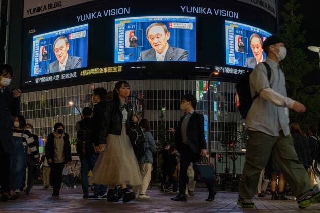 Coronavirus in Japan, Corona-Notstand in Tokio, Pressekonferenz mit Gouverneurin Yuriko Koike (210423) -- TOKYO, April 23, 2021 -- Japan s Prime Minister Yoshihide Suga is shown on outdoor screens during a press conference as he declares a state of emergency over COVID-19 in Tokyo, Japan on April 23, 2021. Yoshihide Suga on Friday declared a third state of emergency over COVID-19 in Tokyo, Osaka, Kyoto and Hyogo. The state of emergency will come into effect from Sunday to May 11. (Photo by Xinhua) JAPAN-TOKYO-COVID-19-STATE OF EMERGENCY ChristopherxJue 