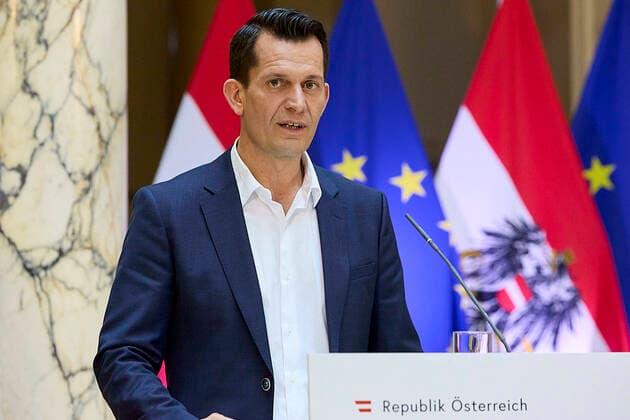 - Wien 23.04.2021 - Coronavirus-Krise - Nach neuerlichen Beratungen der Regierung mit der Opposition, Fachleuten, den Landeshauptleute nund den Sozialpartnern gab es am Nachmittag im Weltmuseum eine Pressekonferenz zur geplanten Öffnungstrategie im Mai. PHOTO: Gesundheitsminister Wolfgang Mückstein (Grüne). Vienna (Austria) - Coronavirus crisis - After renewed consultations between the government and the opposition, experts, the provincial governors and the social partners, there was a press conference in the Federal Chancellery in the afternoon on the planned opening strategy for May. Regierung verkündet Öffnungsstrategie