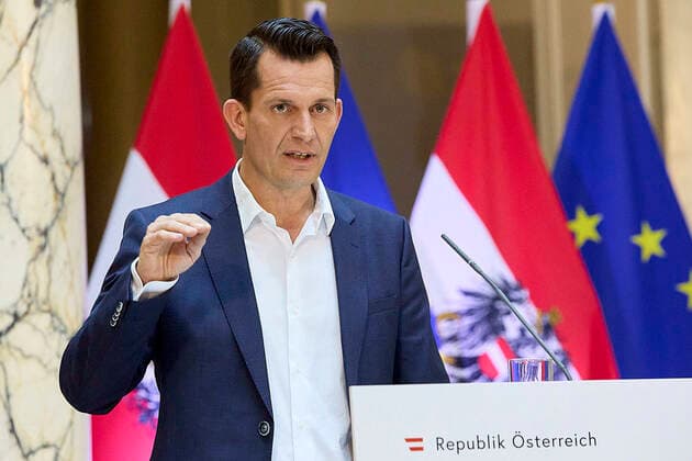 - Wien 23.04.2021 - Coronavirus-Krise - Nach neuerlichen Beratungen der Regierung mit der Opposition, Fachleuten, den Landeshauptleute nund den Sozialpartnern gab es am Nachmittag im Weltmuseum eine Pressekonferenz zur geplanten Öffnungstrategie im Mai. PHOTO: Gesundheitsminister Wolfgang Mückstein (Grüne). Vienna (Austria) - Coronavirus crisis - After renewed consultations between the government and the opposition, experts, the provincial governors and the social partners, there was a press conference in the Federal Chancellery in the afternoon on the planned opening strategy for May. Regierung verkündet Öffnungsstrategie