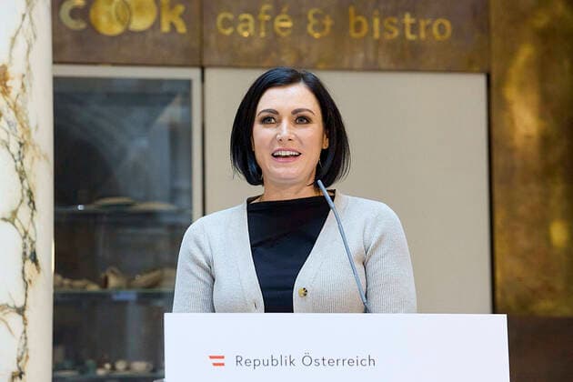 - Wien 23.04.2021 - Coronavirus-Krise - Nach neuerlichen Beratungen der Regierung mit der Opposition, Fachleuten, den Landeshauptleute nund den Sozialpartnern gab es am Nachmittag im Weltmuseum eine Pressekonferenz zur geplanten Öffnungstrategie im Mai. PHOTO: Tourismusministerin Elisabeth Köstinger (ÖVP), Vienna (Austria) - Coronavirus crisis - After renewed consultations between the government and the opposition, experts, the provincial governors and the social partners, there was a press conference in the Federal Chancellery in the afternoon on the planned opening strategy for May. Regierung verkündet Öffnungsstrategie