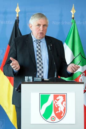 Coronavirus - Landesregierung Nordrhein-Westfalen Karl-Josef Laumann (CDU), Gesundheitsminister von Nordrhein-Westfalen, spricht während einer Pressekonferenz. Die Landesregierung äußert sich zum Stand der Massnahmen während der Coronavirus-Pandemie. Düsseldorf Nordrhein-Westfalen Deutschland