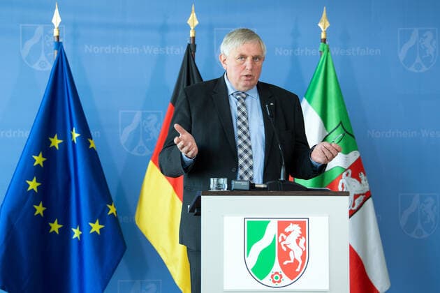 Coronavirus - Landesregierung Nordrhein-Westfalen Karl-Josef Laumann (CDU), Gesundheitsminister von Nordrhein-Westfalen, spricht während einer Pressekonferenz. Die Landesregierung äußert sich zum Stand der Massnahmen während der Coronavirus-Pandemie. Düsseldorf Nordrhein-Westfalen Deutschland