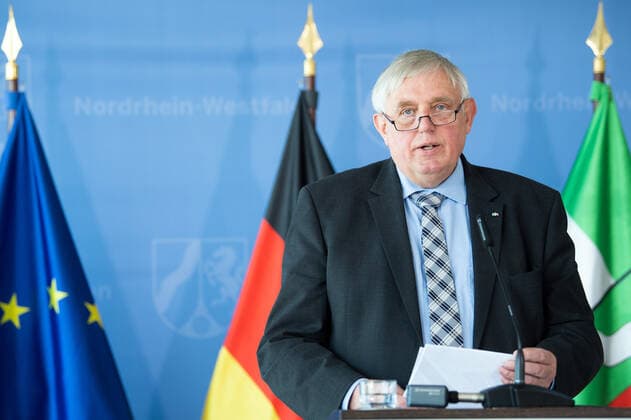 Coronavirus - Landesregierung Nordrhein-Westfalen Karl-Josef Laumann (CDU), Gesundheitsminister von Nordrhein-Westfalen, spricht während einer Pressekonferenz. Die Landesregierung äußert sich zum Stand der Massnahmen während der Coronavirus-Pandemie. Düsseldorf Nordrhein-Westfalen Deutschland