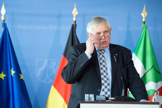 Coronavirus - Landesregierung Nordrhein-Westfalen Karl-Josef Laumann (CDU), Gesundheitsminister von Nordrhein-Westfalen, spricht während einer Pressekonferenz. Die Landesregierung äußert sich zum Stand der Massnahmen während der Coronavirus-Pandemie. Düsseldorf Nordrhein-Westfalen Deutschland