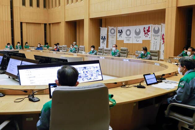 Coronavirus in Japan, Corona-Notstand in Tokio, Pressekonferenz mit Gouverneurin Yuriko Koike April 23, 2021, Tokyo, Japan: Tokyo Governor Yuriko Koike (C) wearing a face mask attends a Tokyo COVID-19 meeting at the Tokyo Metropolitan Government building. Koike call residents to start taking precautions immediately, including to refrain drinking in the streets. Japanese Prime Minister Yoshihide Suga announced a new virus state of emergency in Tokyo and the prefectures of Osaka, Kyoto and Hyogo on Friday that will begin on April 25th, just three months before the Olympic opening ceremony. Tokyo Japan - ZUMAm191 20210423_zap_m191_002 Copyright: xRodrigoxReyesxMarinx