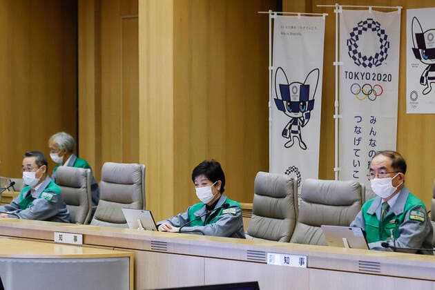 Coronavirus in Japan, Corona-Notstand in Tokio, Pressekonferenz mit Gouverneurin Yuriko Koike April 23, 2021, Tokyo, Japan: Tokyo Governor Yuriko Koike (C) wearing a face mask attends a Tokyo COVID-19 meeting at the Tokyo Metropolitan Government building. Koike call residents to start taking precautions immediately, including to refrain drinking in the streets. Japanese Prime Minister Yoshihide Suga announced a new virus state of emergency in Tokyo and the prefectures of Osaka, Kyoto and Hyogo on Friday that will begin on April 25th, just three months before the Olympic opening ceremony. Tokyo Japan - ZUMAm191 20210423_zap_m191_003 Copyright: xRodrigoxReyesxMarinx