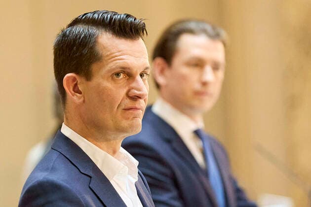 - Wien 23.04.2021 - Coronavirus-Krise - Nach neuerlichen Beratungen der Regierung mit der Opposition, Fachleuten, den Landeshauptleute nund den Sozialpartnern gab es am Nachmittag im Weltmuseum eine Pressekonferenz zur geplanten Öffnungstrategie im Mai. PHOTO: (v.L) Gesundheitsminister Wolfgang Mückstein (Grüne), Bundeskanzler Sebastian Kurz (ÖVP), Vienna (Austria) - Coronavirus crisis - After renewed consultations between the government and the opposition, experts, the provincial governors and the social partners, there was a press conference in the Federal Chancellery in the afternoon on the planned opening strategy for May. Regierung verkündet Öffnungsstrategie
