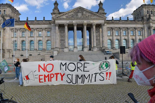 Bilder des Jahres 2021, News 04 April News Themen der Woche KW16 News Bilder des Tages Berlin, Deutschland 23. April 2021: Am heutigen Freitag fand in der Hauptstadt Berlin eine fridays for future Fahrradkundgebung statt. Abschlusskundgebung auf dem Platz der Republik vor dem Reichstag. Berlin *** Berlin, Germany 23 April 2021 A fridays for future cycling rally was held in the capital Berlin this Friday Closing rally on the Platz der Republik in front of the Reichstag Berlin Copyright: xFotostandx xReuhlx