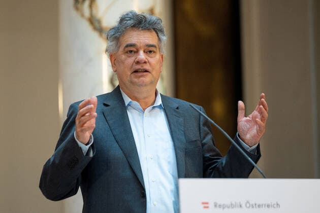 20210423 Negotiations of the opening commission about openings in May - Preasentation in press conference VIENNA, AUSTRIA - APRIL 23: Vice Chancellor Werner Kogler (Green Party) at a press conference negotiations of the opening commission about openings in May at Weltmuseum, Heldenplatz 1 on April 23, 2021 in Vienna, Austria. WIEN, OESTERREICH - 23. APRIL: Vizekanzler Werner Kogler (Gruene) bei einer Pressekonferenz nach Verhandlungen der Oeffnungskommission ueber Oeffnungen im Mai - Oeffnungsgipfel -i im Weltmuseum, Heledenplatz 1 am 23. April 2021 in Wien, Oesterreich. 210423_SEPA_32_018 Copyright: xMartinxJuenx SEPAxMedia