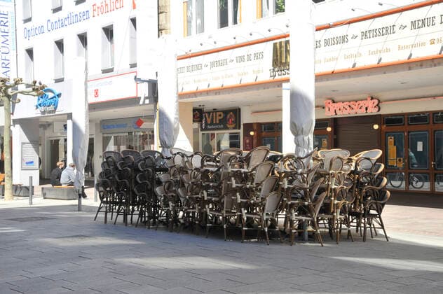 Der Einzelhandel in der Saarbrücker Innenstadt und die Außengastronomie am St. Johanner Markt haben am Freitag (23.04.2021) den letzten Tag geöffnet, bevor die Bundes-Notbremse in kraft tritt. Das sonnige Wetter lockt zu dieser Gelegenheit noch einmal viele Saarländer nach draußen.