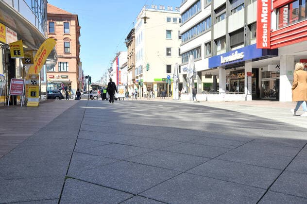Der Einzelhandel in der Saarbrücker Innenstadt und die Außengastronomie am St. Johanner Markt haben am Freitag (23.04.2021) den letzten Tag geöffnet, bevor die Bundes-Notbremse in kraft tritt. Das sonnige Wetter lockt zu dieser Gelegenheit noch einmal viele Saarländer nach draußen.