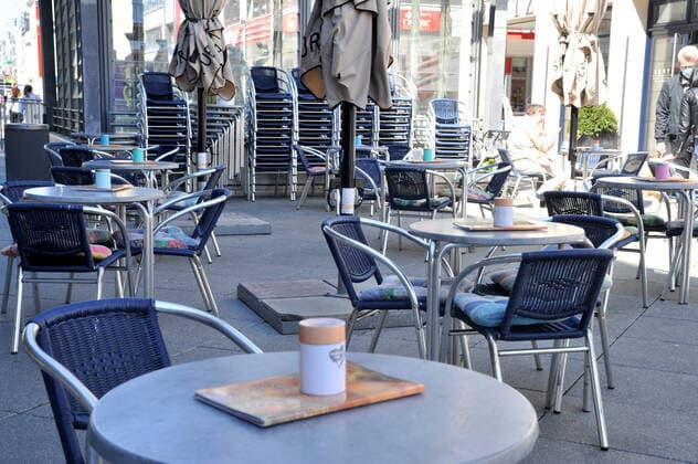 Der Einzelhandel in der Saarbrücker Innenstadt und die Außengastronomie am St. Johanner Markt haben am Freitag (23.04.2021) den letzten Tag geöffnet, bevor die Bundes-Notbremse in kraft tritt. Das sonnige Wetter lockt zu dieser Gelegenheit noch einmal viele Saarländer nach draußen.