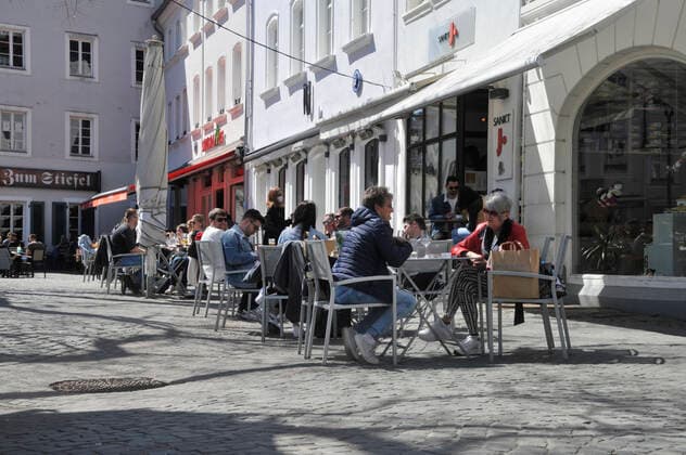 Der Einzelhandel in der Saarbrücker Innenstadt und die Außengastronomie am St. Johanner Markt haben am Freitag (23.04.2021) den letzten Tag geöffnet, bevor die Bundes-Notbremse in kraft tritt. Das sonnige Wetter lockt zu dieser Gelegenheit noch einmal viele Saarländer nach draußen.