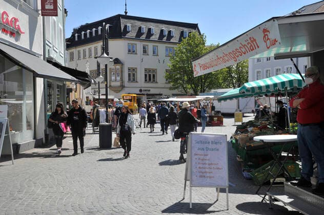 Der Einzelhandel in der Saarbrücker Innenstadt und die Außengastronomie am St. Johanner Markt haben am Freitag (23.04.2021) den letzten Tag geöffnet, bevor die Bundes-Notbremse in kraft tritt. Das sonnige Wetter lockt zu dieser Gelegenheit noch einmal viele Saarländer nach draußen.