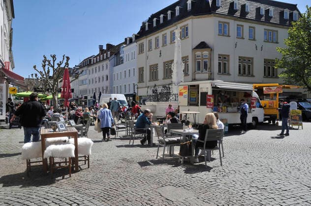 Der Einzelhandel in der Saarbrücker Innenstadt und die Außengastronomie am St. Johanner Markt haben am Freitag (23.04.2021) den letzten Tag geöffnet, bevor die Bundes-Notbremse in kraft tritt. Das sonnige Wetter lockt zu dieser Gelegenheit noch einmal viele Saarländer nach draußen.