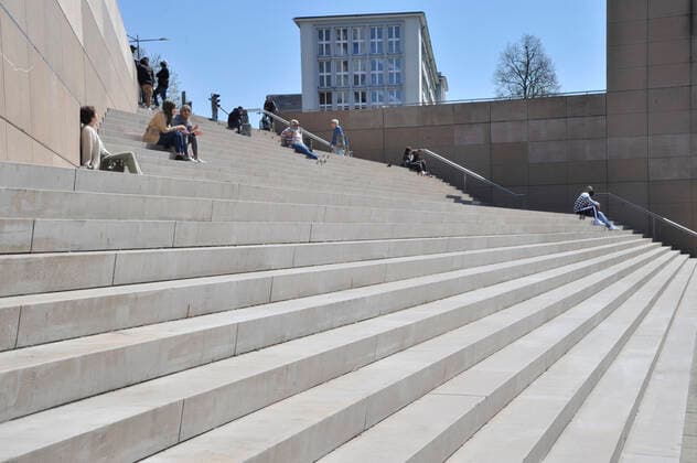 Der Einzelhandel in der Saarbrücker Innenstadt und die Außengastronomie am St. Johanner Markt haben am Freitag (23.04.2021) den letzten Tag geöffnet, bevor die Bundes-Notbremse in kraft tritt. Das sonnige Wetter lockt zu dieser Gelegenheit noch einmal viele Saarländer nach draußen.