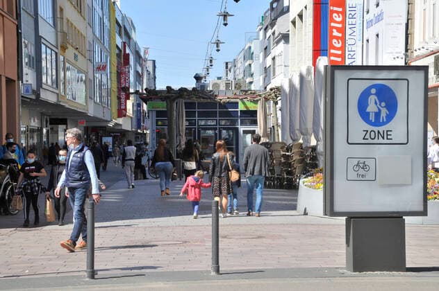Der Einzelhandel in der Saarbrücker Innenstadt und die Außengastronomie am St. Johanner Markt haben am Freitag (23.04.2021) den letzten Tag geöffnet, bevor die Bundes-Notbremse in kraft tritt. Das sonnige Wetter lockt zu dieser Gelegenheit noch einmal viele Saarländer nach draußen.