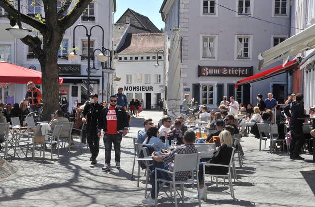 Der Einzelhandel in der Saarbrücker Innenstadt und die Außengastronomie am St. Johanner Markt haben am Freitag (23.04.2021) den letzten Tag geöffnet, bevor die Bundes-Notbremse in kraft tritt. Das sonnige Wetter lockt zu dieser Gelegenheit noch einmal viele Saarländer nach draußen.